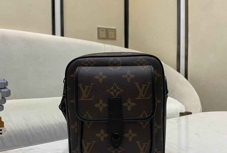 LV Replica Bags Christopher M69404 15x17x8 cm gf