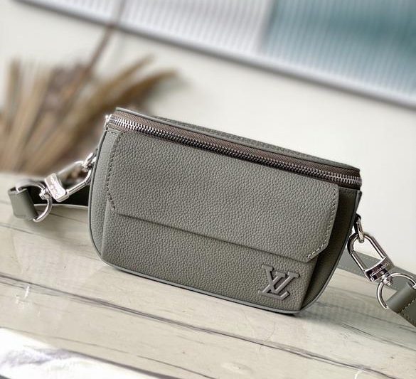 LV Replica Bags Pilot M83560 20x12x5.5cm gf