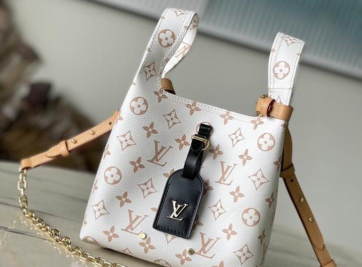 LV Replica Bags Atlantis M24408 17x17x17cm gf