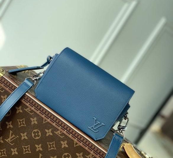 LV Replica Bags Fastline M82804 17.3x12x7cm