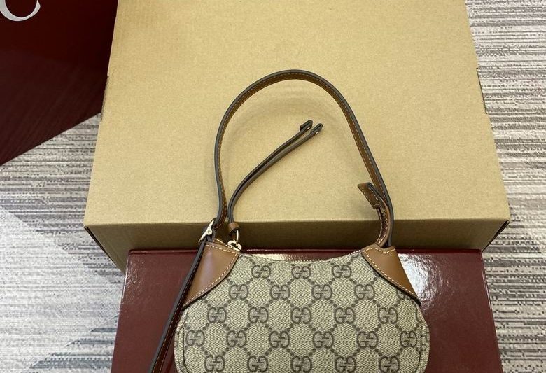 Gucci Replica Bags Emblem 820696 23X13X2cm MP